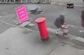 Nổ hố ga trên đường, em bé suýt gặp nạn