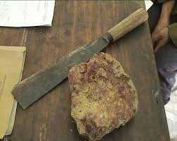 Gây sự với anh, đánh gục em gái