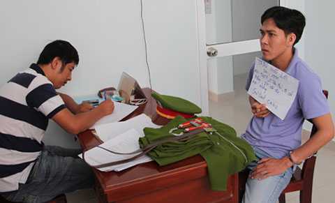 Vừa ra tù đã giả cảnh sát để 'ra oai'