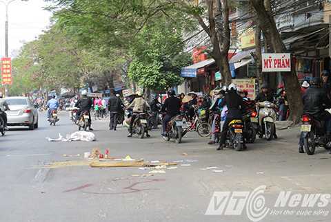 Mẹ con thai phụ chết thảm dưới bánh xe khách
