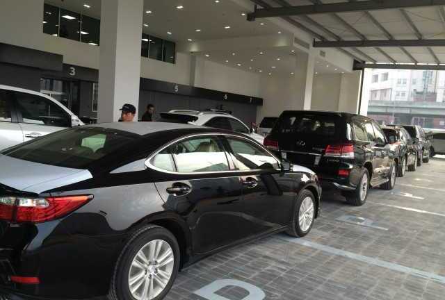 Cháy hàng ôtô sang, showroom chối khách nghỉ Tết sớm