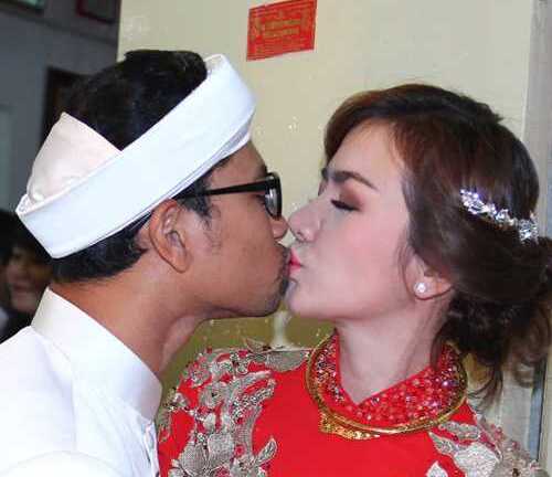 Huỳnh Đông hôn môi cô dâu Ái Châu trong lễ cưới