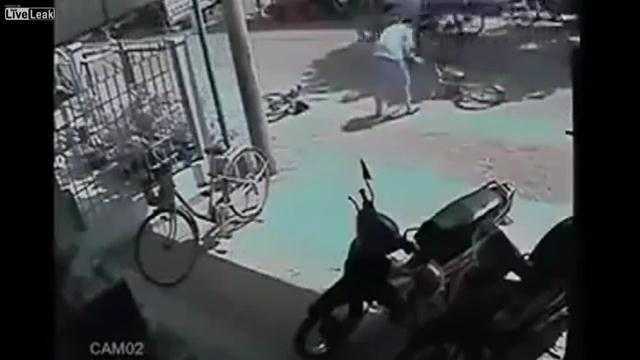 Xe đạp bất ngờ gãy đôi khi đang chạy giữa phố