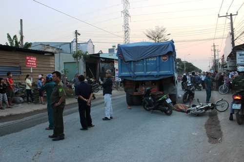 Trên đường đón cháu tan học, ông bị xe ben cán chết