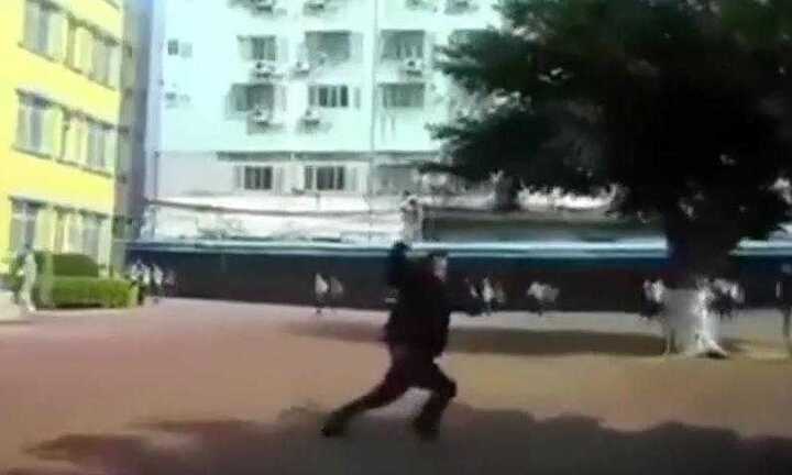 Thầy giáo lao xe hạ gục tên khủng bố cầm dao chặt thịt