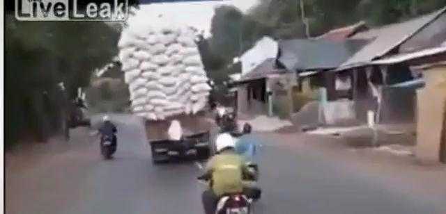 Clip: Xe chở cồng kềnh vào cua lật thảm khốc