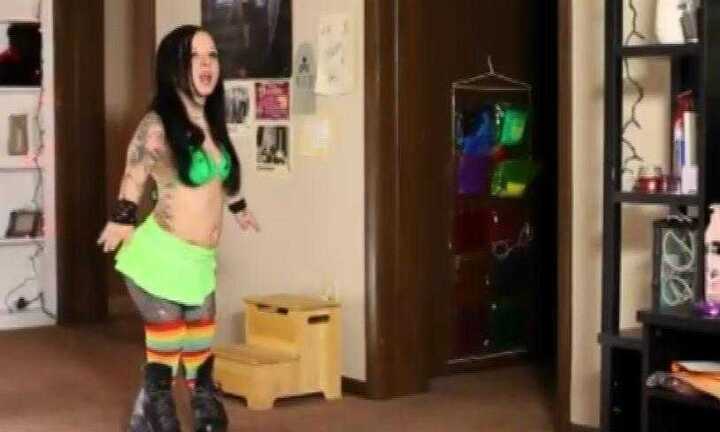 Chỉ cao 1m19 vẫn kiếm được 4000 USD/tháng nhờ nghề vũ công