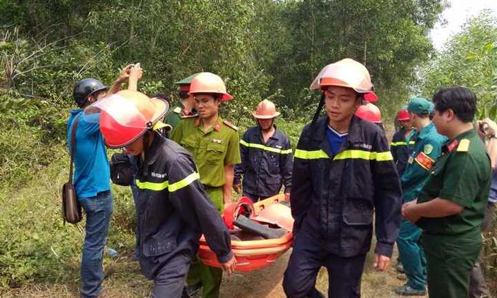 Máy bay quân sự rơi ở TP.HCM: Khóc ngất bên thi thể không nguyên vẹn
