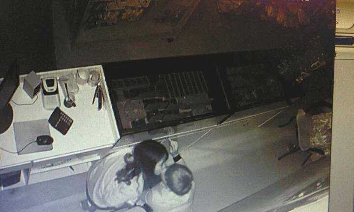 Đôi trộm nam nữ thản nhiên hôn nhau trước camera