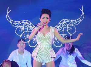 The Remix: Tóc Tiên tự tin đọ vẻ sexy với loạt mỹ nhân