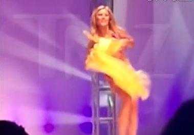 Clip: Thí sinh hoa hậu phản ứng nhanh khi gặp sự cố bikini trên sân khấu