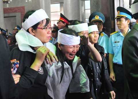 Quặn lòng phút tiễn đưa bốn chiến sĩ hy sinh về nơi an nghỉ cuối cùng