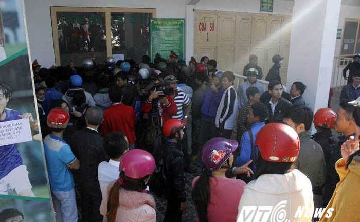 Clip: Bầu Đức ra tay trị sốt vé