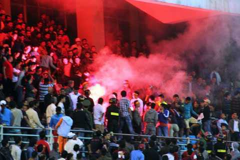 CĐV Hải Phòng đốt pháo sáng ngay tại Đà Nẵng