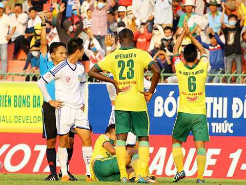 Vòng 6 V-League 2015: Bạo lực quay trở lại