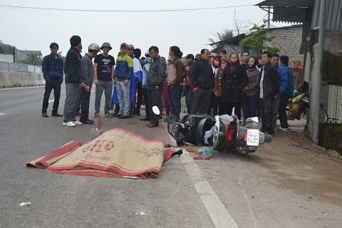 Bị xe tải cán, 3 mẹ con thương vong trên cầu