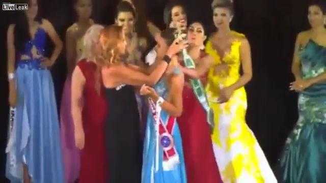 Nguyên nhân Hoa hậu Amazon bị Á hậu cướp, ném vương miện ngay trên sân khấu