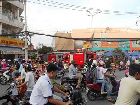 Cháy chợ giữa TP.HCM, hàng trăm tiểu thương hoảng loạn