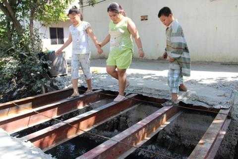 Chính quyền phá vỡ cây cầu tự dân xây dựng