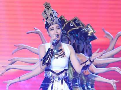 The Remix: Đông Nhi kết hợp dân gian và nhạc Trance độc đáo