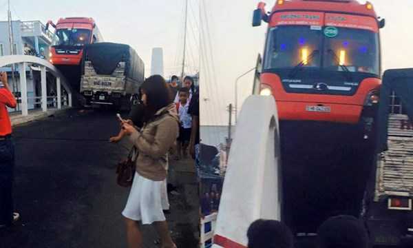 Clip: Xe khách Phương Trang leo lên thành cầu gây sốc