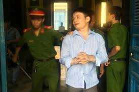 Kẻ cuồng sát đâm trọng thương cặp vợ chồng giữa bàn nhậu
