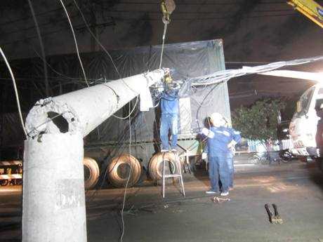 Container húc gãy cột điện trong đêm
