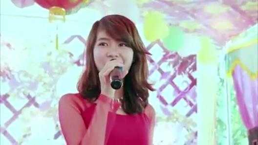 Clip cô gái trẻ 'gây sốt' khi hát trong đám cuới