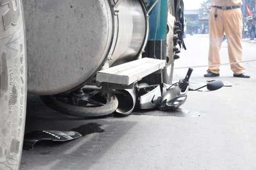 Mẹ gào khóc bên thi thể con trai bị xe container cán qua