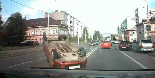 Ôtô cố tình vượt đèn đỏ bị đâm 'ngửa bụng' trên phố