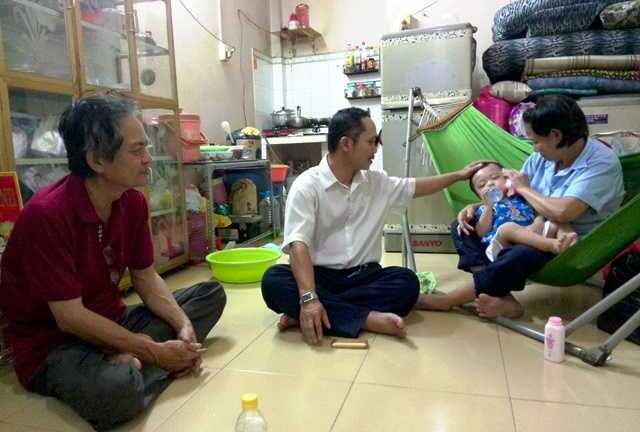 Bé trai bị bỏ rơi trên taxi sốt cao phải đưa vào viện