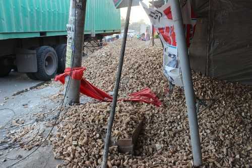 Container chở khoai mì lật nhào 'rào' cửa nhà dân