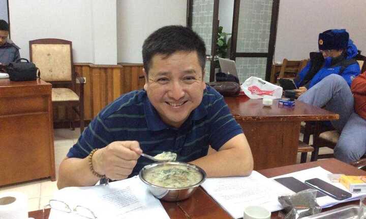 'Táo điện lực' Chí Trung ăn cháo chờ tập Táo quân 2015