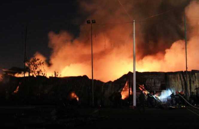 Kho chứa đồ nội thất cháy đỏ trời, gần 370 người ứng cứu