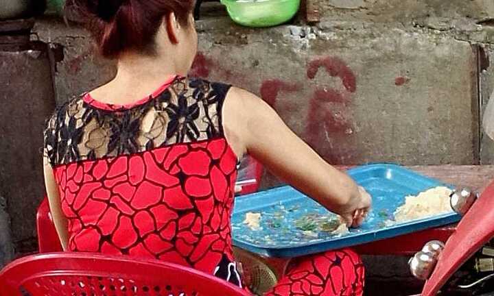 'Sởn gai ốc' quy trình chế biến mứt Tết bẩn kèm hóa chất