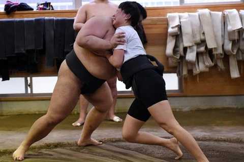 Phụ nữ Nhật mơ được đấu sumo
