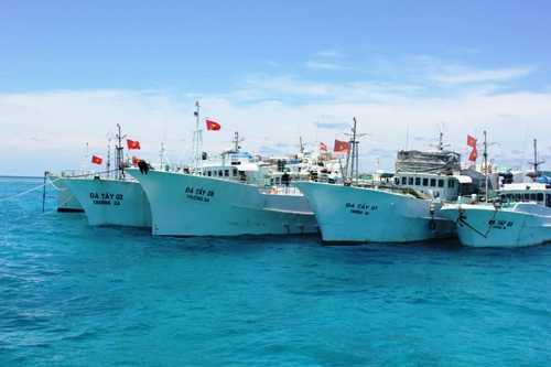 Tàu về từ Trường Sa cứu ngư dân trôi dạt trên biển