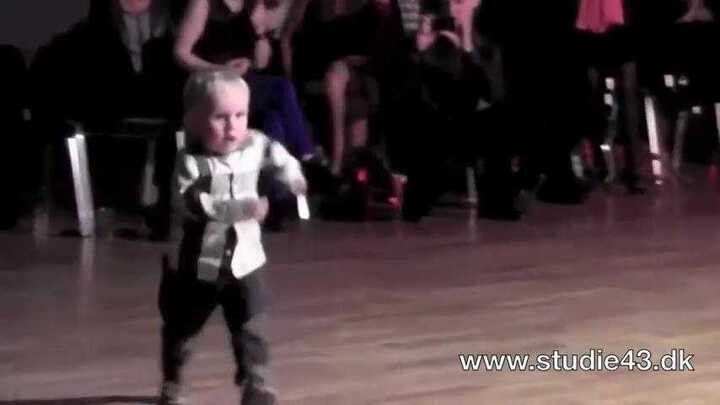 Bé 2 tuổi nhảy theo nhạc cực chất