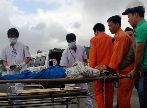 Cứu 5 thuyền viên bị nạn trên vùng biển Trường Sa