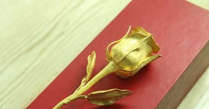 Chi 200 triệu mua bông hồng vàng tặng vợ dịp Valentine