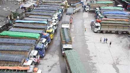 Hàng nghìn xe ô tô hoa quả ùn ứ ở cửa khẩu Tân Thanh