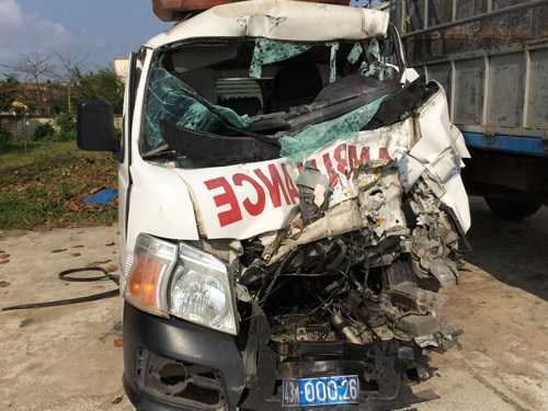 Xe cứu thương đâm xe tải, 7 người nhập viện