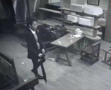 Xôn xao clip 'Nữ Miêu' hạ gục 3 tên du côn trong quán ăn