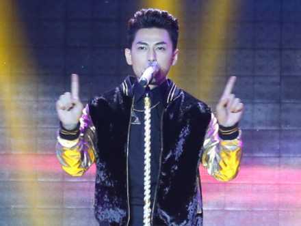 The Remix: Isaac khiến fans 'phát cuồng'