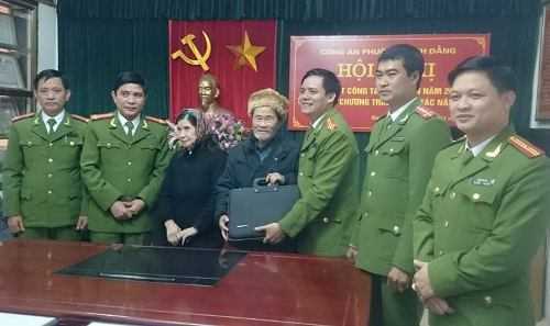 Công an trả lại cụ già 30 triệu đồng bỏ quên ở bến xe buýt