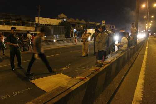 Băng qua quốc lộ, cụ ông bị xe tải tông chết