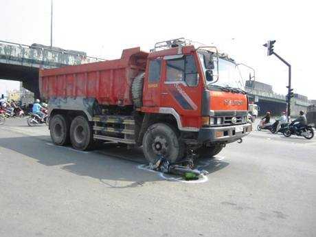 Một phụ nữ bị xe ben cán nát chân, kéo lê trên đường