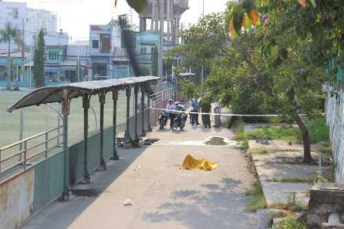 Cụ ông 70 tuổi tự thiêu trong sân bóng đá