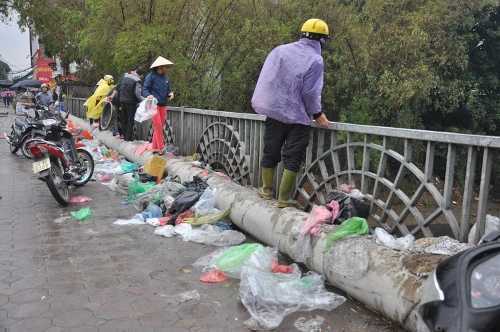 Tiễn ông Công ông Táo về trời, sông hồ Hà Nội ngập rác