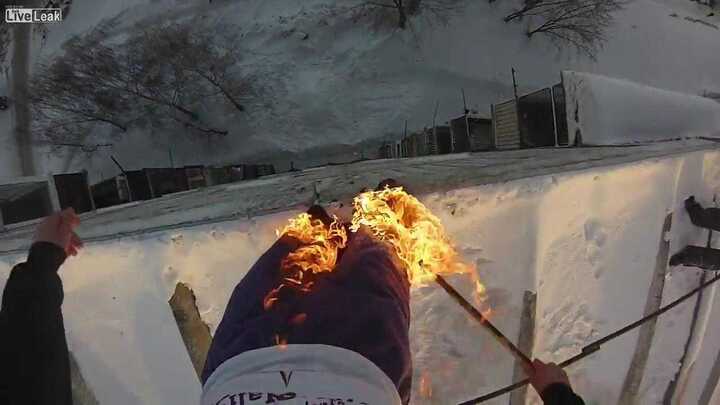 Thanh niên nghịch dại tự thiêu rồi nhảy từ nhà cao tầng xuống